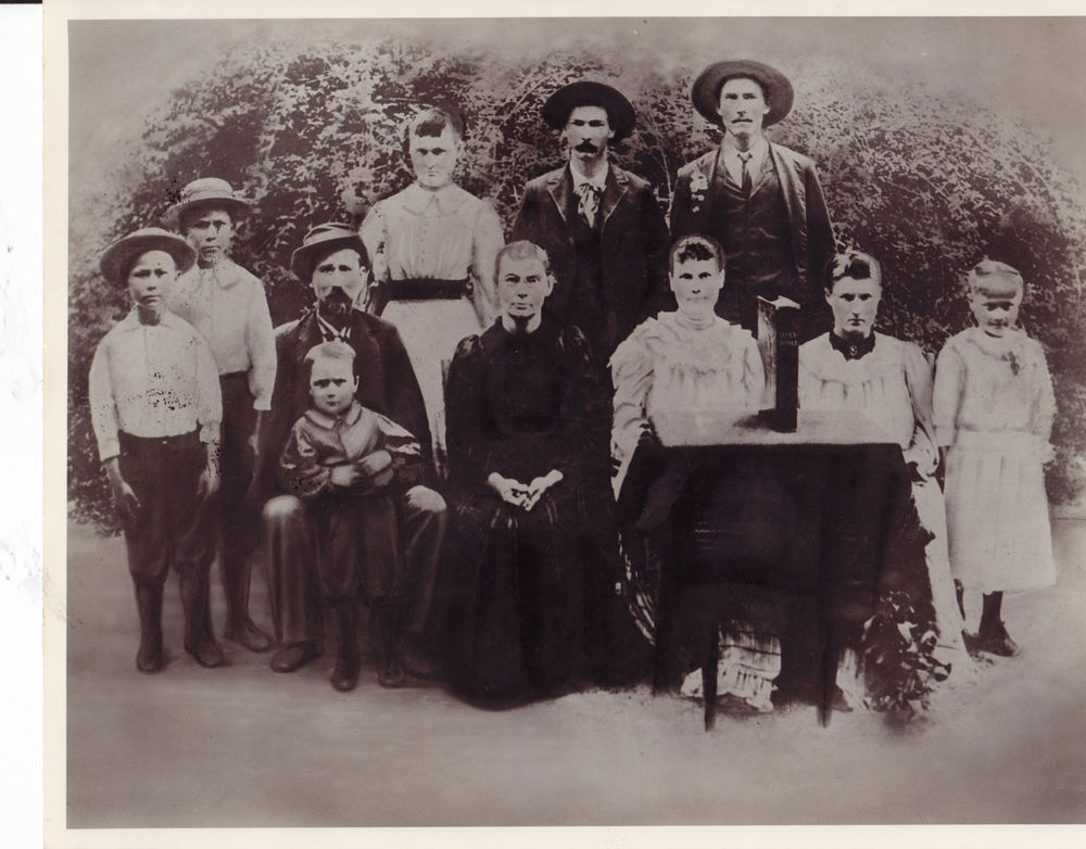 1894Robersons_Claude_Gus_Eliberth_DavidAlfred_Eugenia_Clara_MaryAlice_Ora_Poncie_WilliamAllen_Jim_Clara